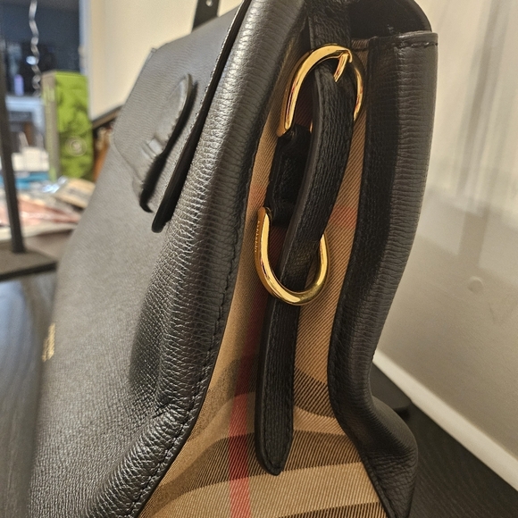 ✨ Burberry Black Leather & House Check 2-Way Shoulder/Crossbody Bag ✨ - Picture 4 of 15